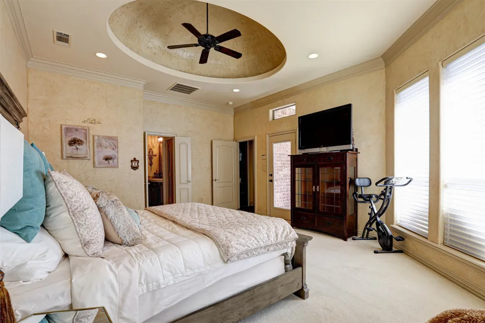 2141 Farrington Lane Hurst, TX 76054