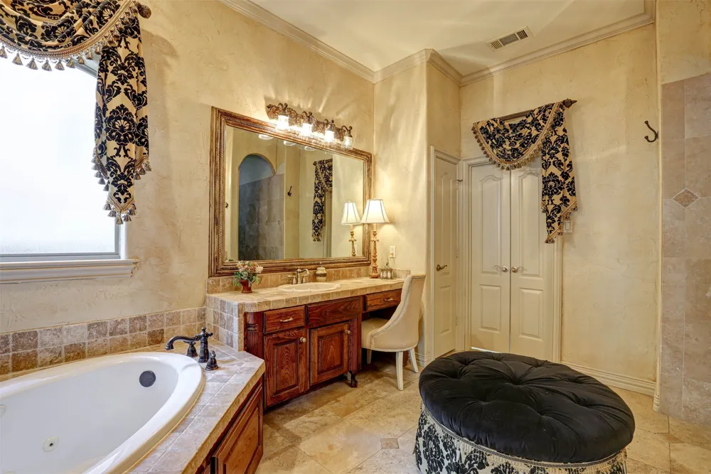 2141 Farrington Lane Hurst, TX 76054