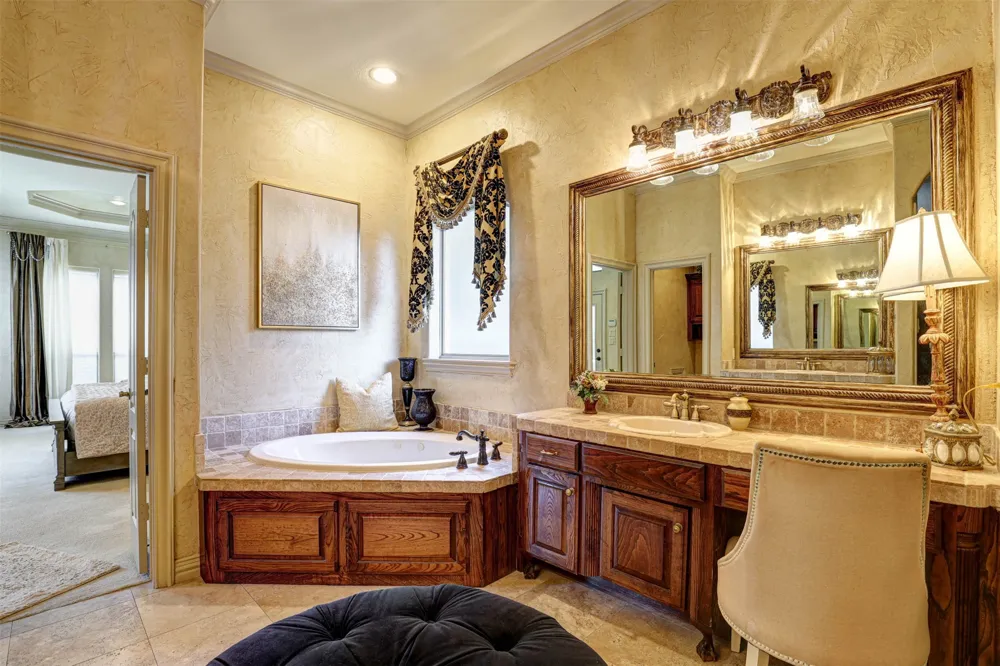2141 Farrington Lane Hurst, TX 76054