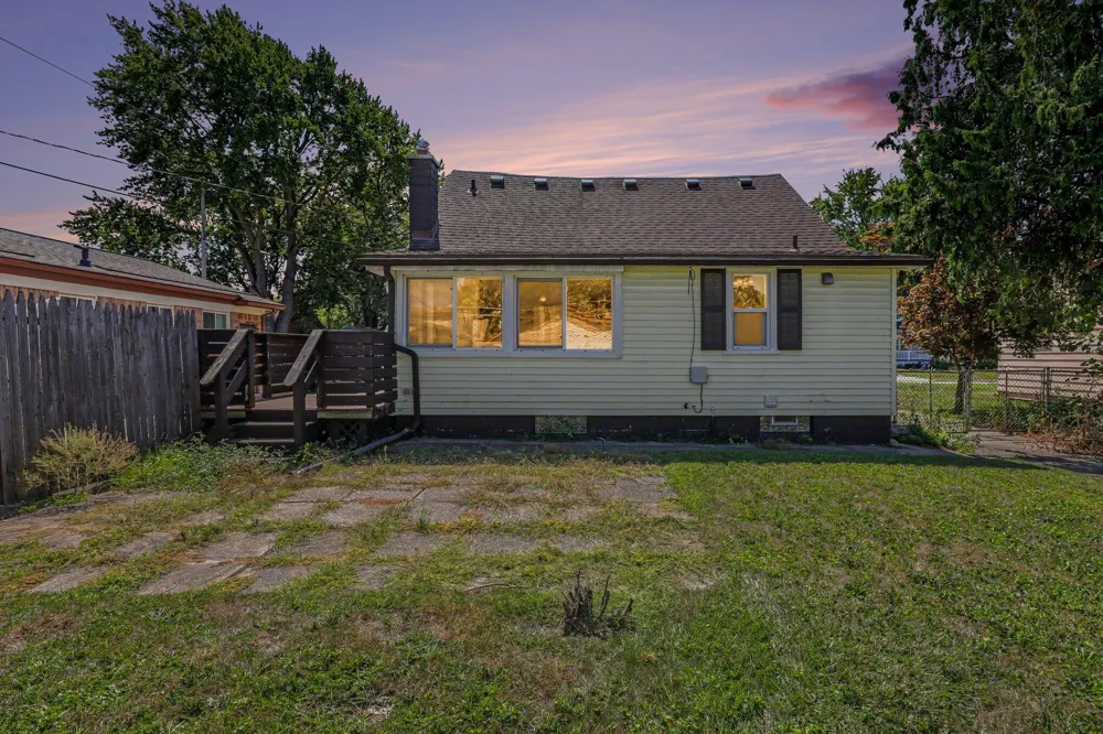 21915 Ridgeway Street Saint Clair Shores, MI 48080