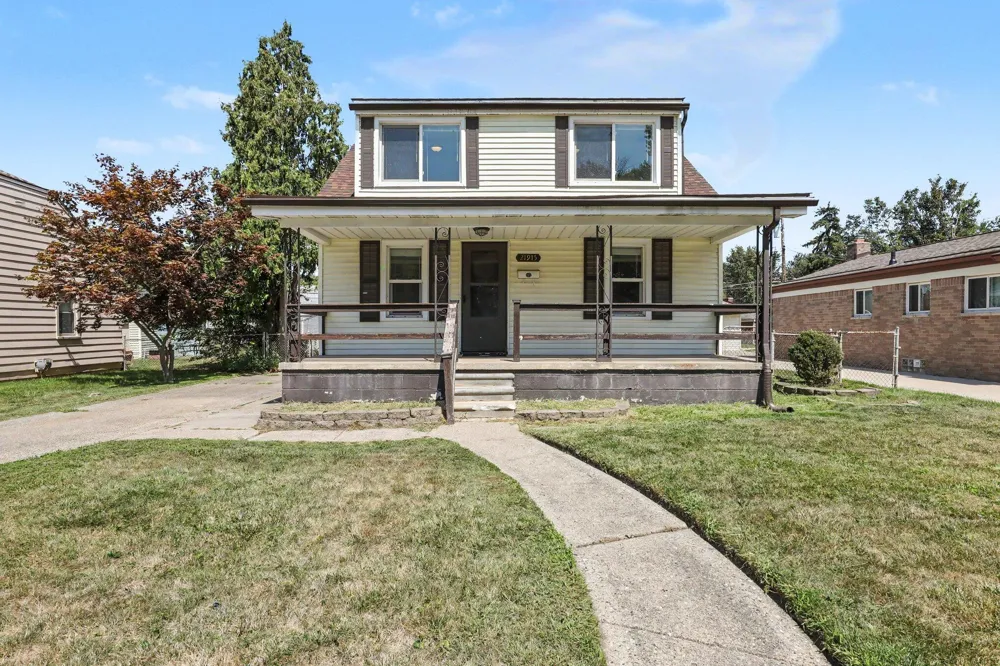 21915 Ridgeway Street Saint Clair Shores, MI 48080