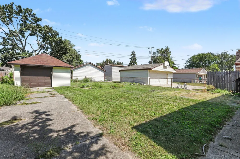 21915 Ridgeway Street Saint Clair Shores, MI 48080