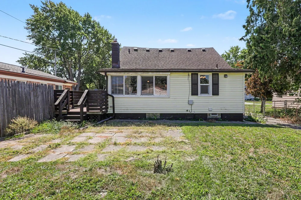 21915 Ridgeway Street Saint Clair Shores, MI 48080