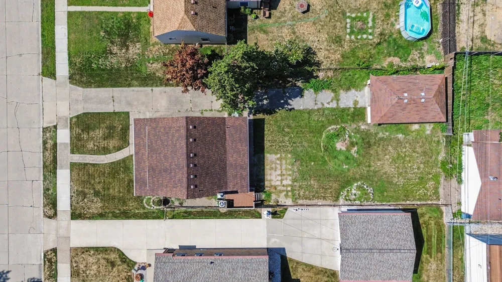 21915 Ridgeway Street Saint Clair Shores, MI 48080