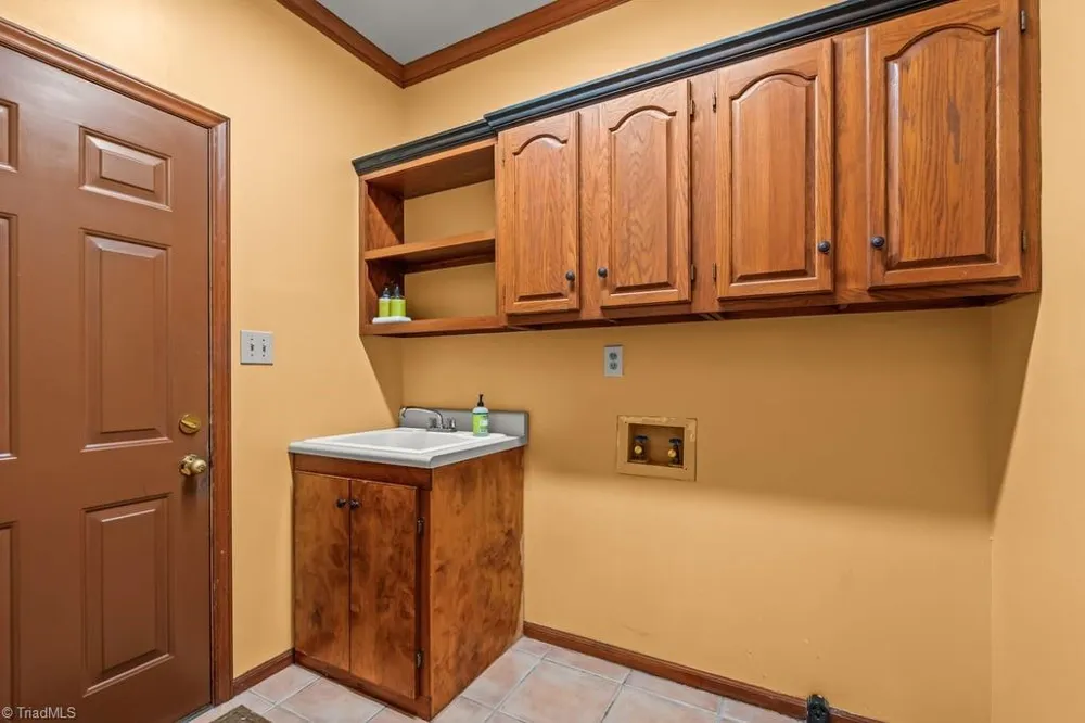 1305 Swanner Court High Point, NC 27262