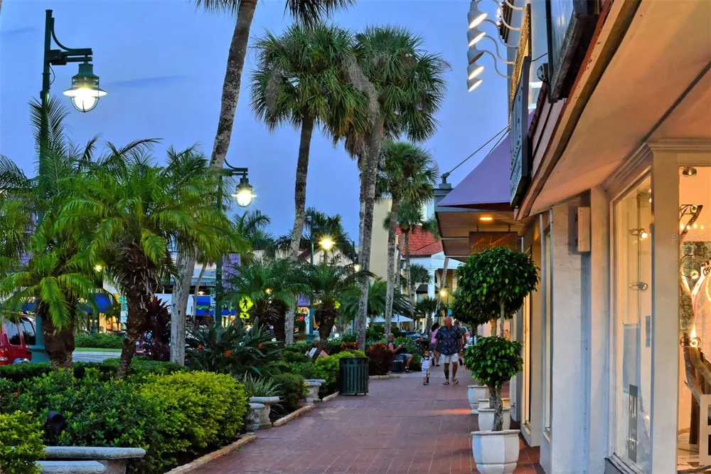 1100 BENJAMIN FRANKLIN DRIVE #204 Sarasota, FL 34236