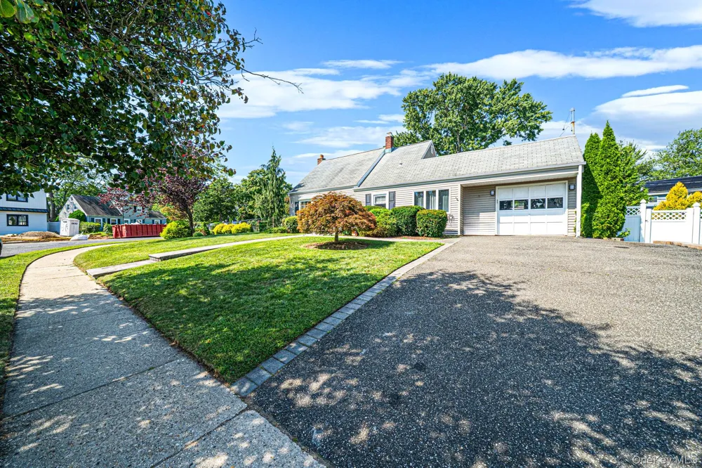 96 Slate Lane Levittown, NY 11756