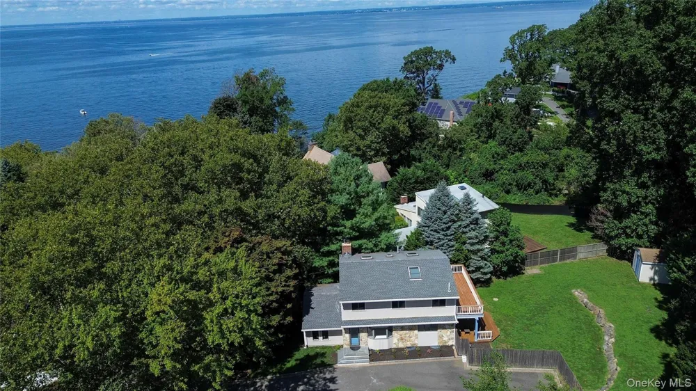 16 Westview Road Northport, NY 11768