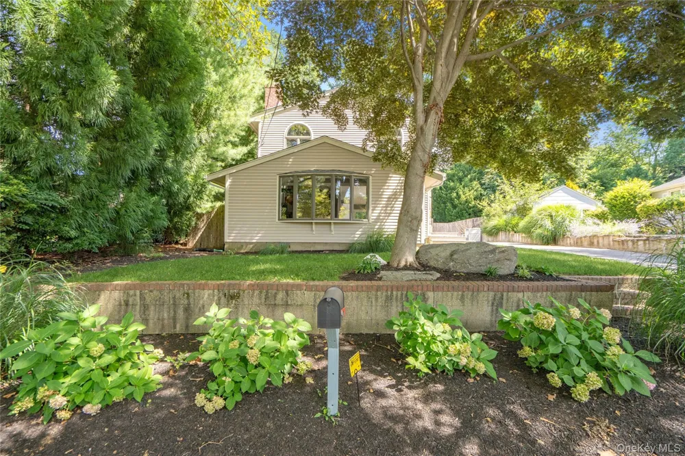 16 Westview Road Northport, NY 11768