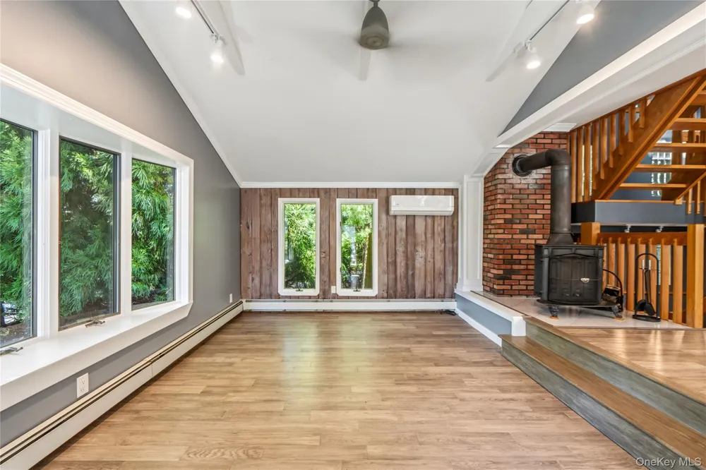16 Westview Road Northport, NY 11768