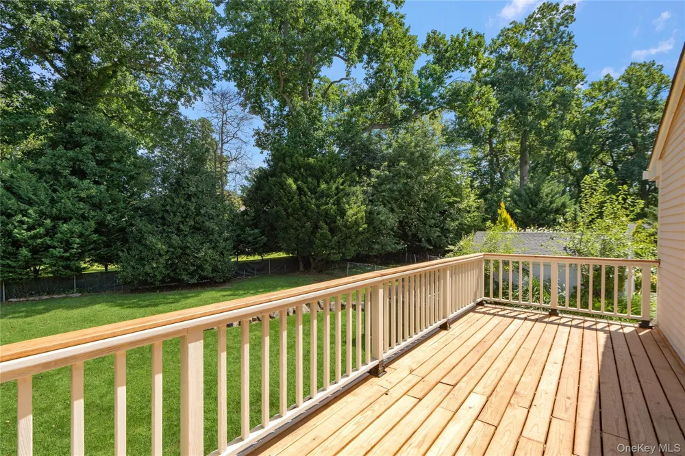 16 Westview Road Northport, NY 11768