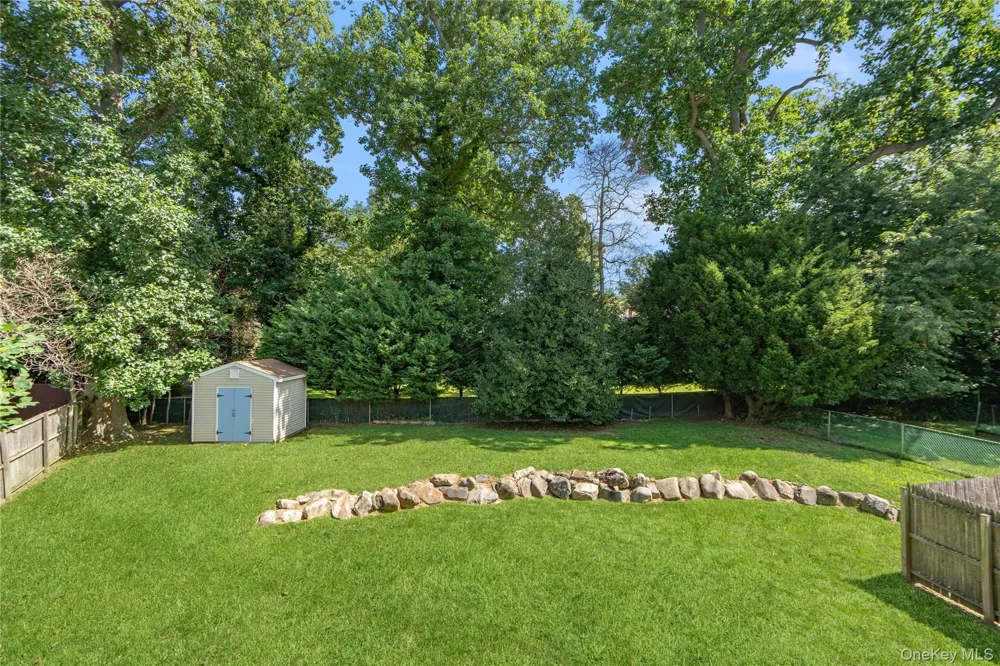16 Westview Road Northport, NY 11768