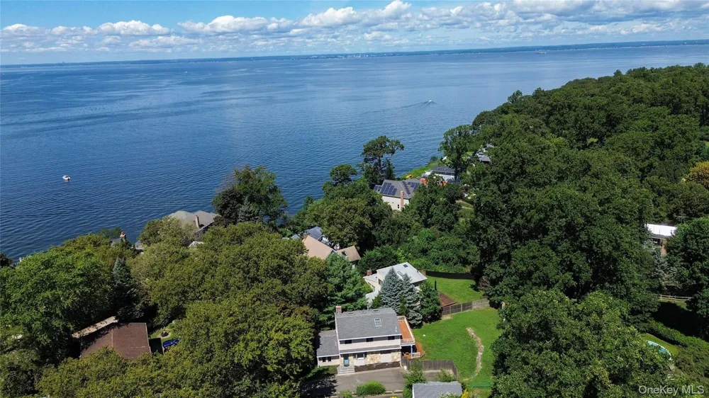 16 Westview Road Northport, NY 11768