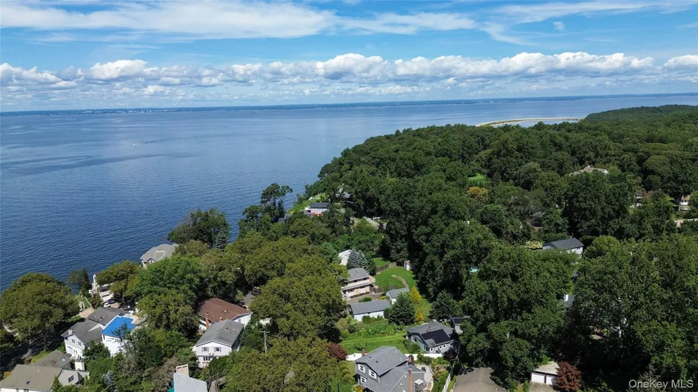 16 Westview Road Northport, NY 11768