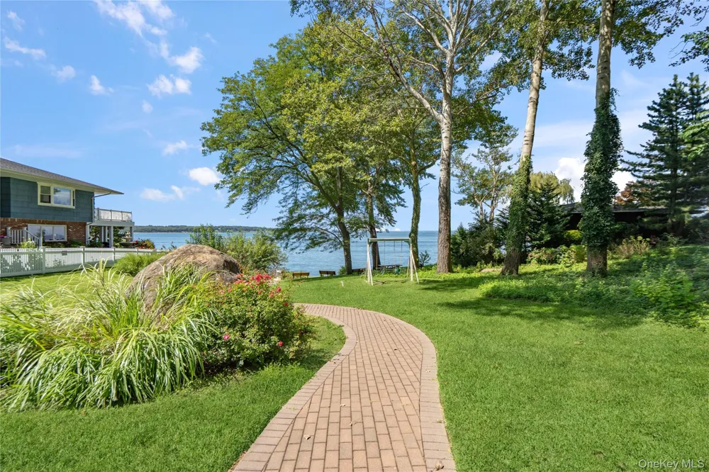 16 Westview Road Northport, NY 11768