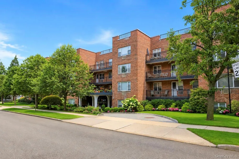 25 Chapel Place #2M Great Neck, NY 11021