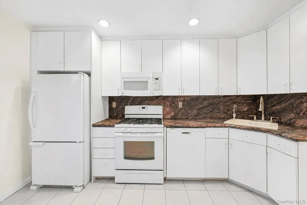25 Chapel Place #2M Great Neck, NY 11021