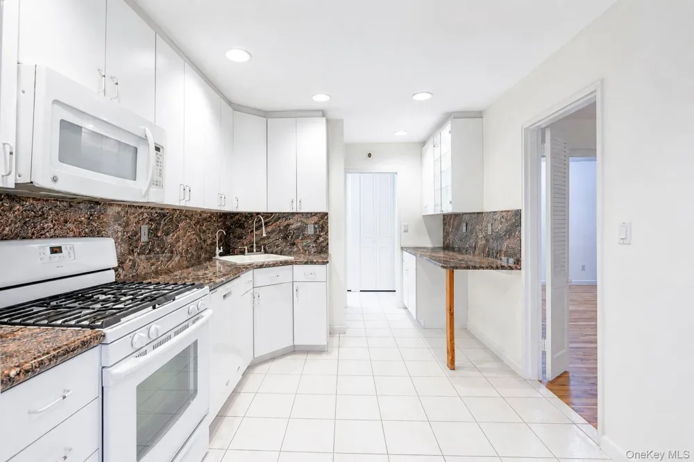25 Chapel Place #2M Great Neck, NY 11021