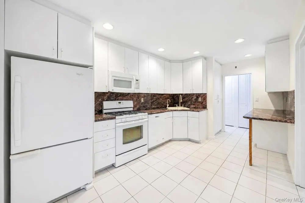 25 Chapel Place #2M Great Neck, NY 11021