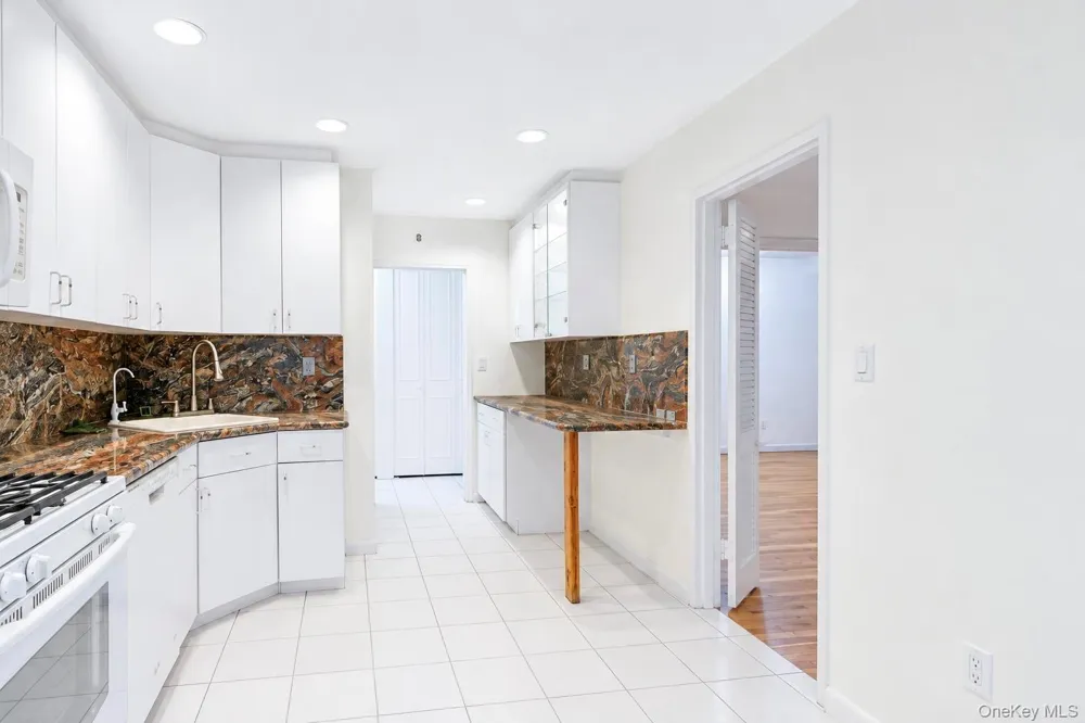 25 Chapel Place #2M Great Neck, NY 11021