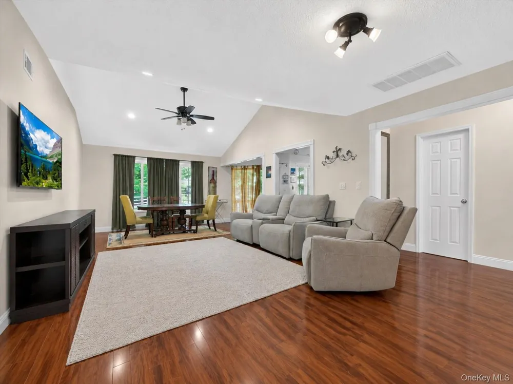 198 Eagle Ridge Way Nanuet, NY 10954