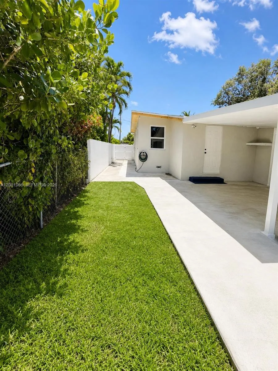 204 SW 7th Ave Hallandale Beach, FL 33009