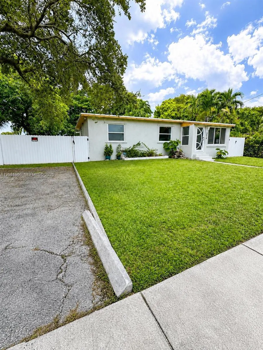 204 SW 7th Ave Hallandale Beach, FL 33009