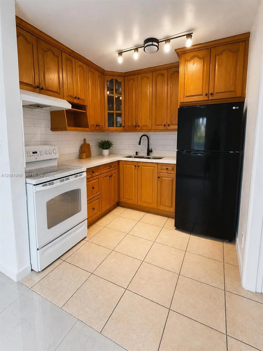 204 SW 7th Ave Hallandale Beach, FL 33009