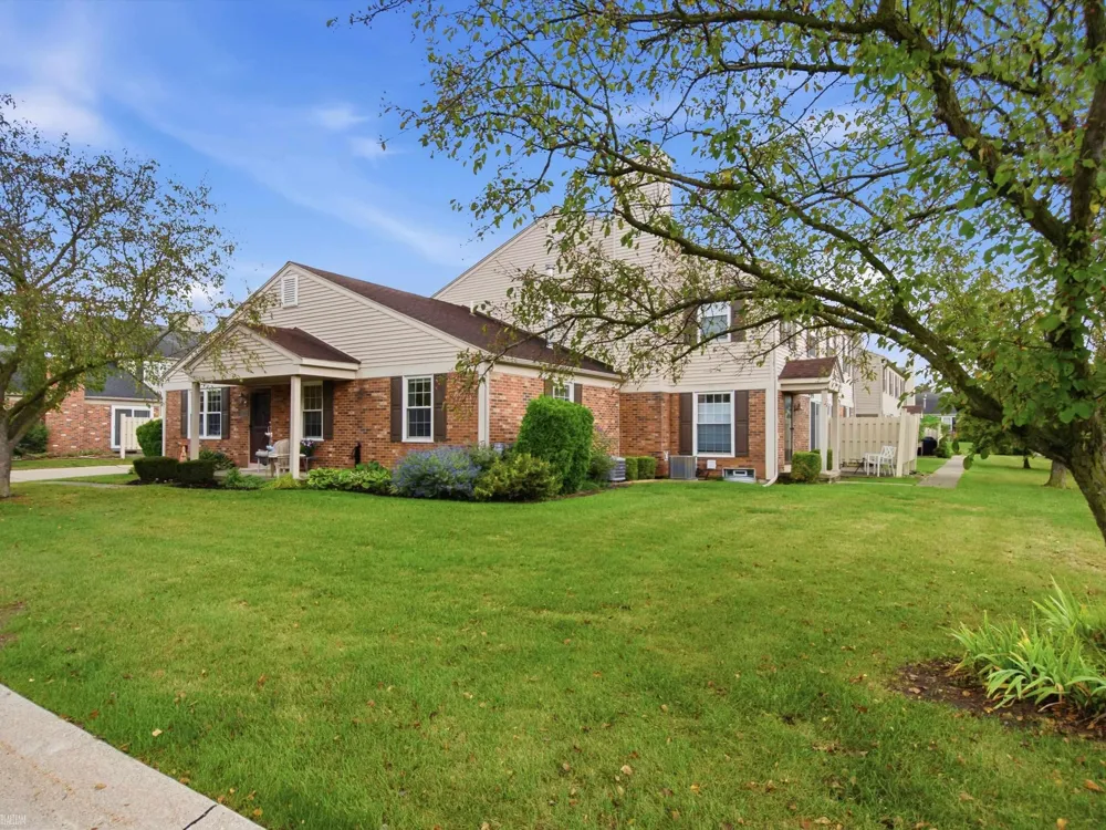 15720 Cambridge Drive Clinton Charter Township, MI 48038