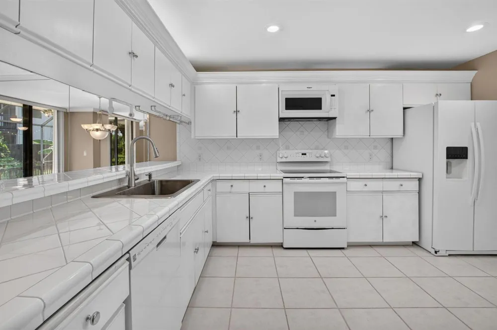 5726 FOX HOLLOW DRIVE #G Boca Raton, FL 33486