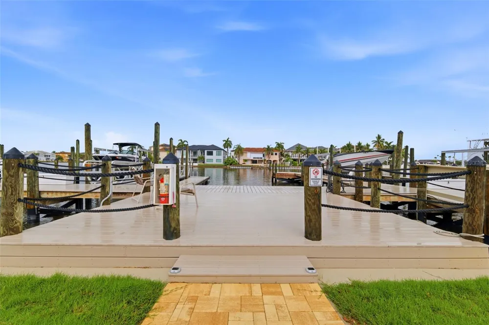 2775 KIPPS COLONY DRIVE S #305 Gulfport, FL 33707