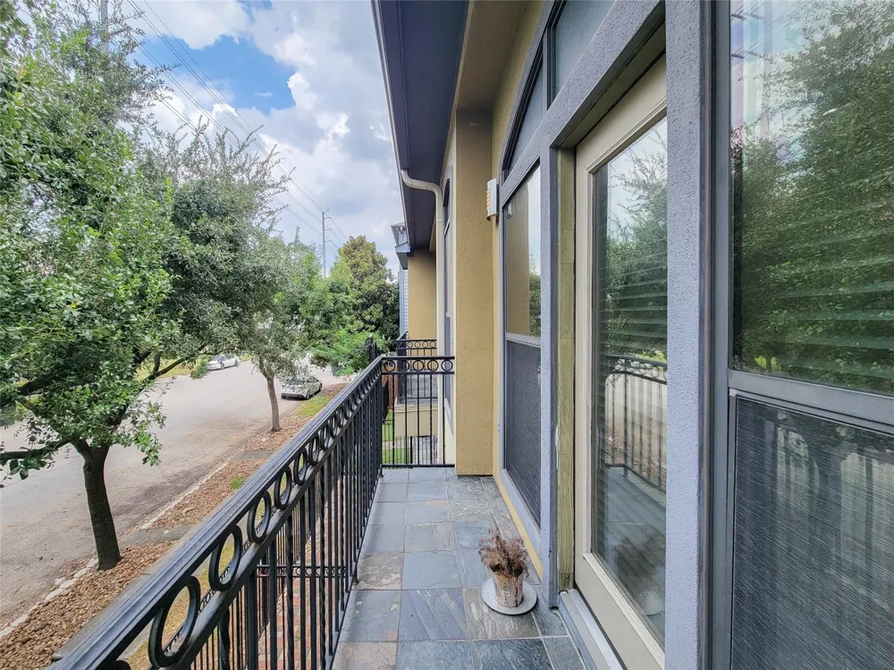 1115 Saint Charles Street Houston, TX 77003