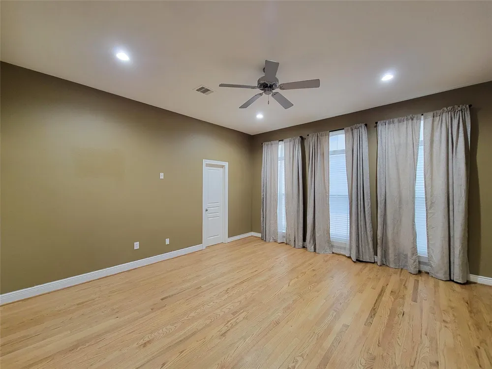 1115 Saint Charles Street Houston, TX 77003