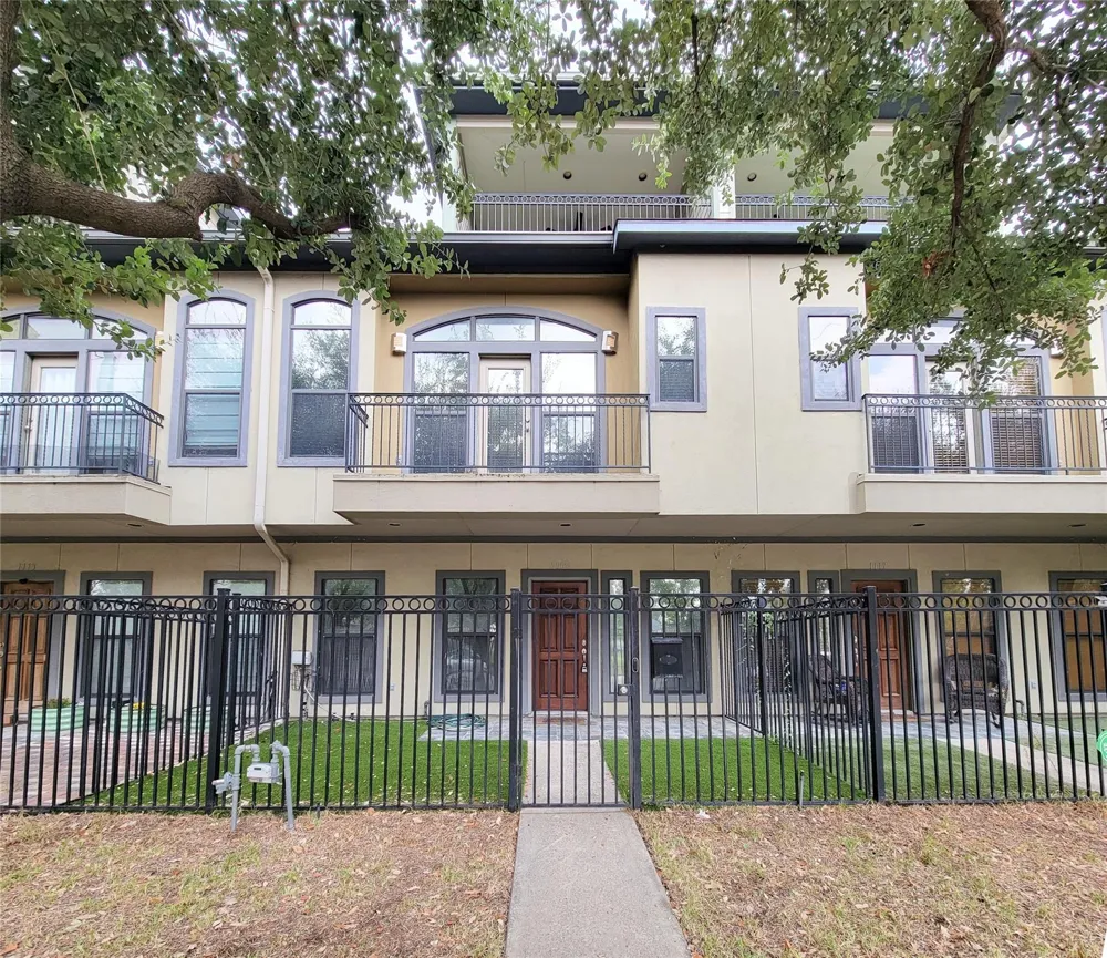 1115 Saint Charles Street Houston, TX 77003