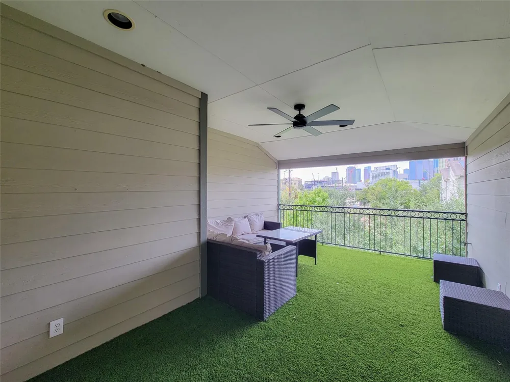 1115 Saint Charles Street Houston, TX 77003