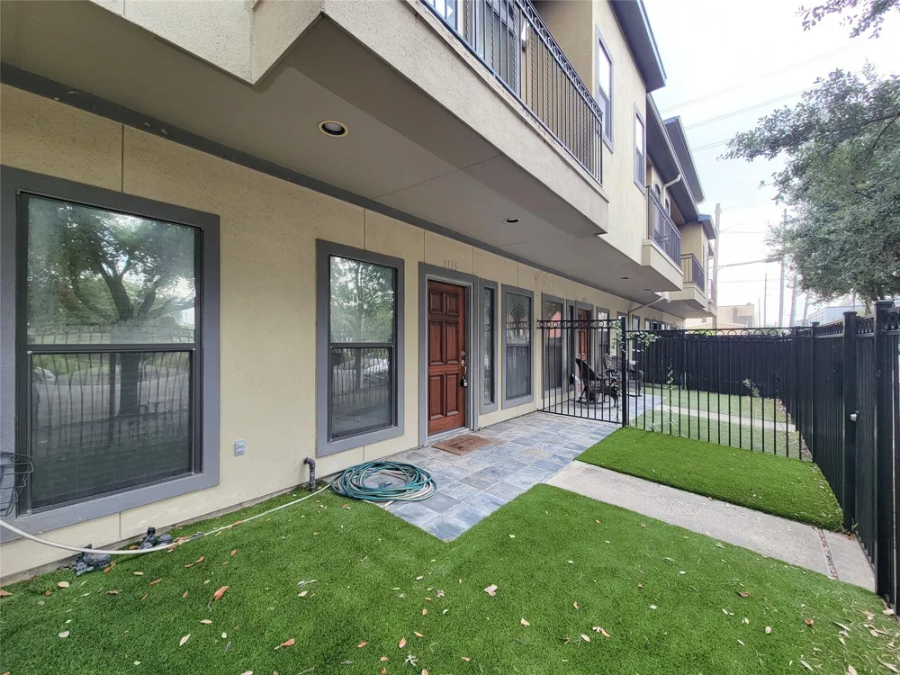 1115 Saint Charles Street Houston, TX 77003