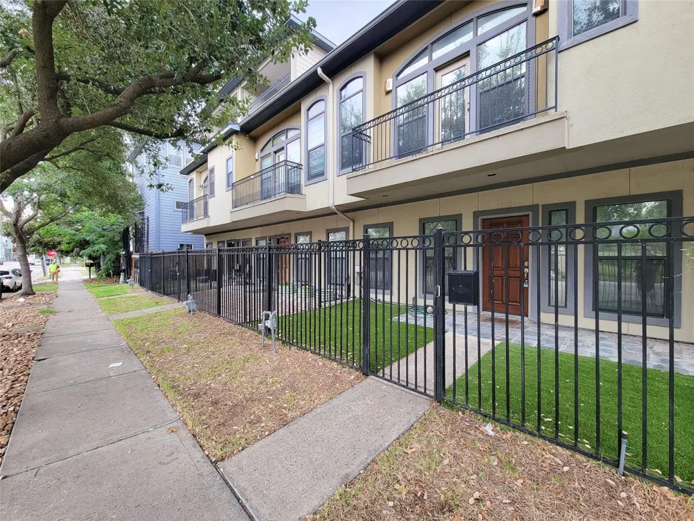 1115 Saint Charles Street Houston, TX 77003