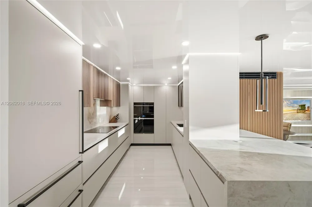 5555 Collins Ave #16H Miami Beach, FL 33140