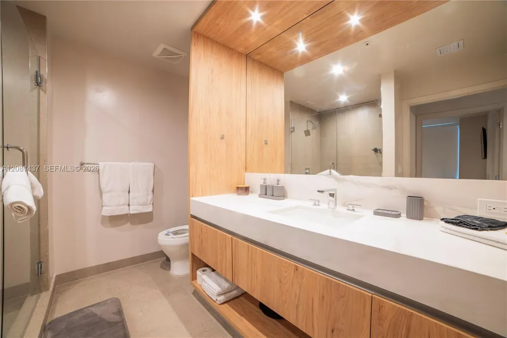 11 NE 6TH #1403 Miami, FL 33132
