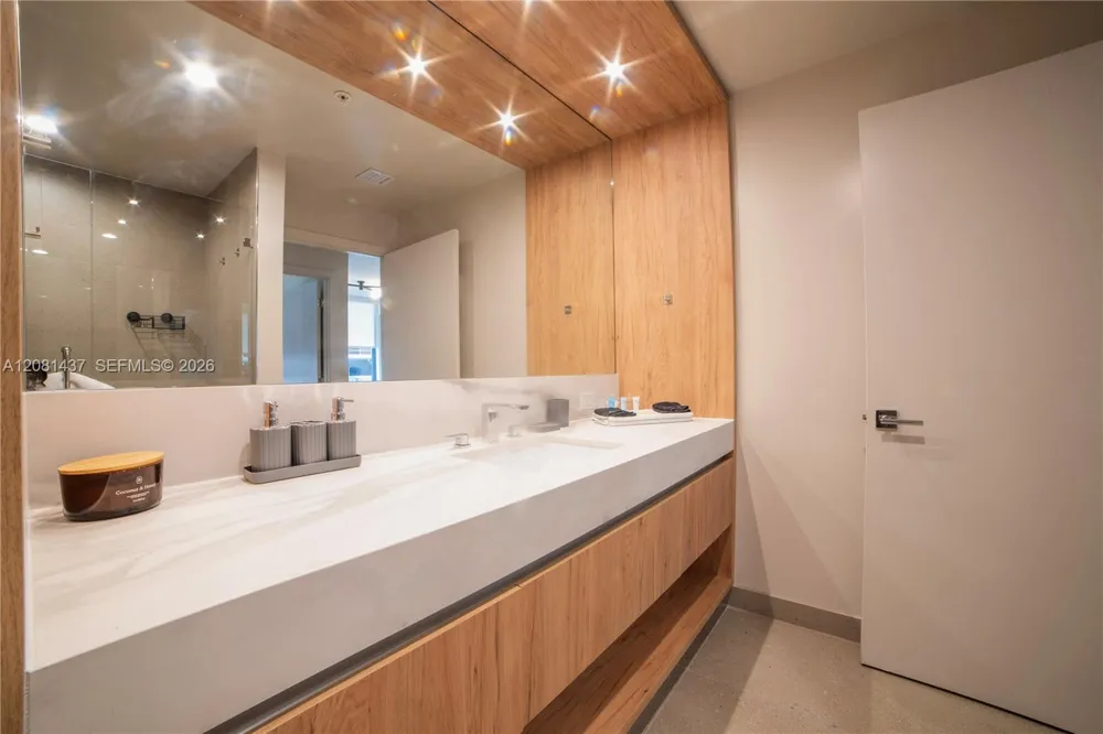 11 NE 6TH #1403 Miami, FL 33132
