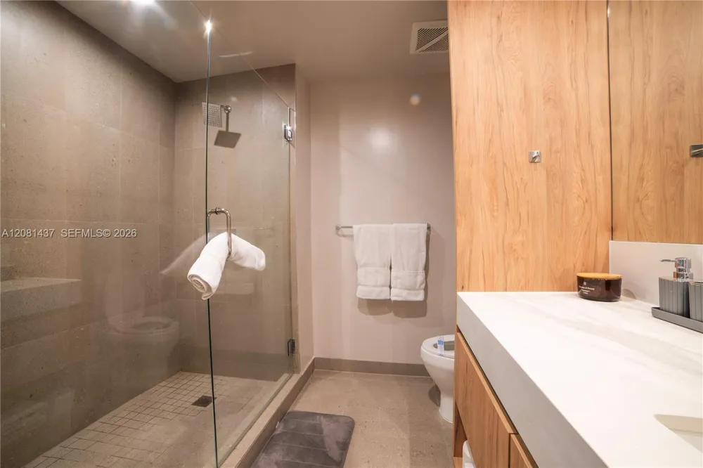11 NE 6TH #1403 Miami, FL 33132