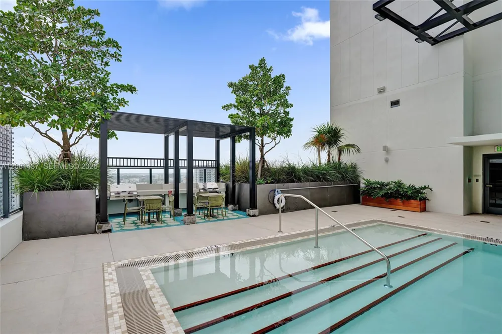 11 NE 6TH #1403 Miami, FL 33132