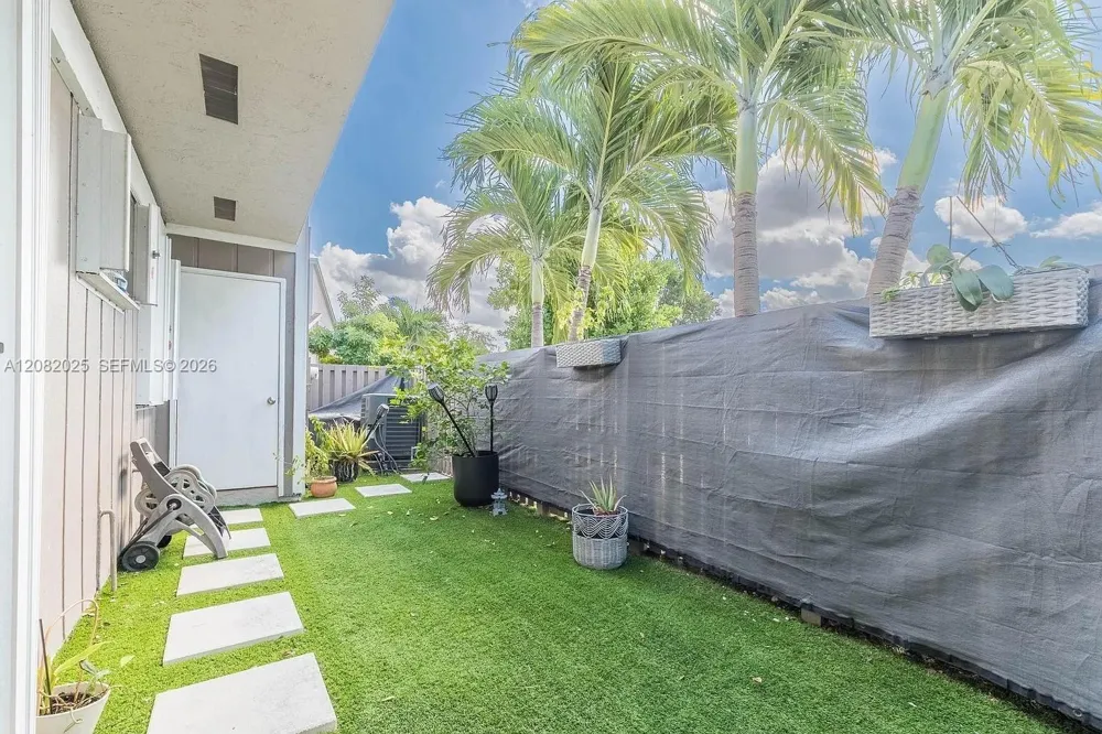 518 Woodgate Cir #E Sunrise, FL 33326