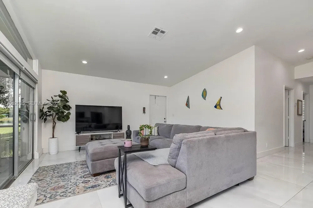 518 Woodgate Cir #E Sunrise, FL 33326