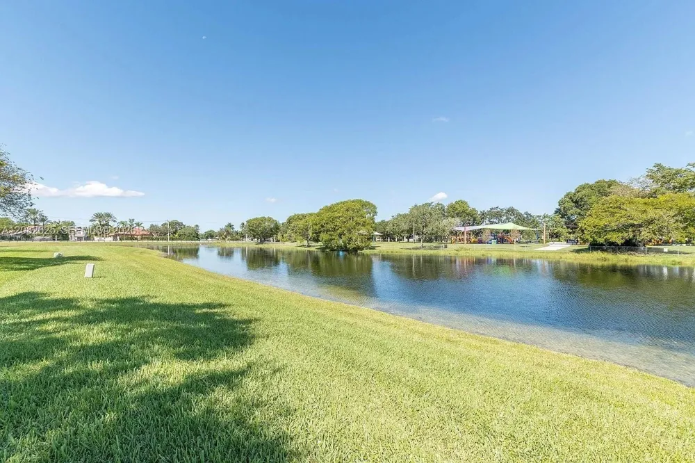 518 Woodgate Cir #E Sunrise, FL 33326
