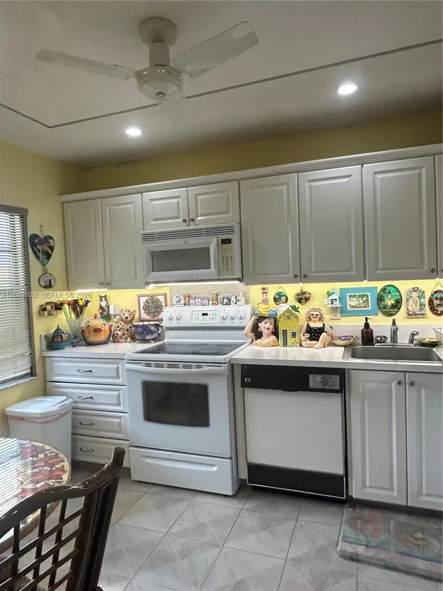 9205 Pecky Cypress Ln #8F Boca Raton, FL 33428