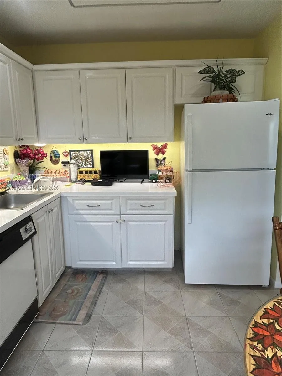 9205 Pecky Cypress Ln #8F Boca Raton, FL 33428