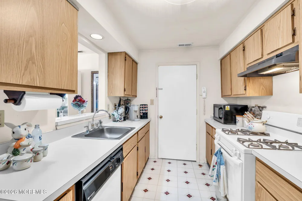 11 Racquet Rd. Road Wall, NJ 07719