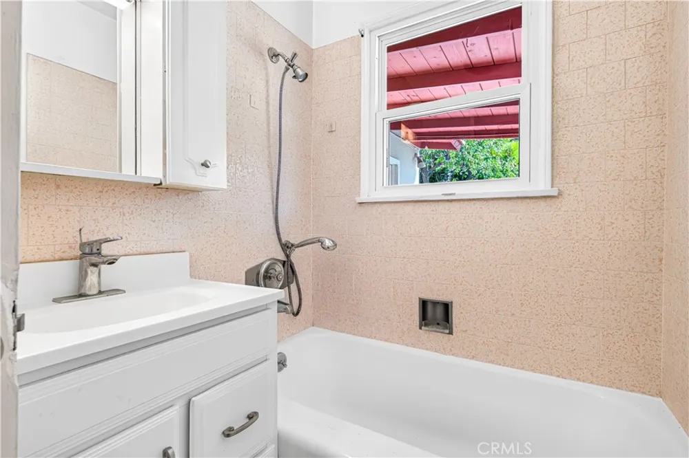 4950 Garden Grove Tarzana, CA 91356