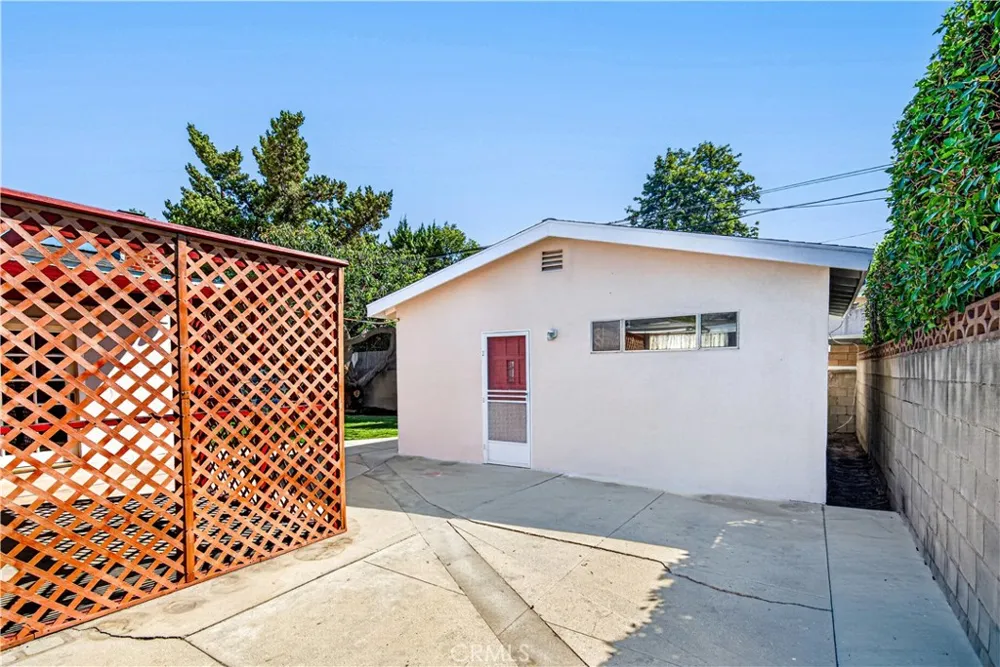 4950 Garden Grove Tarzana, CA 91356